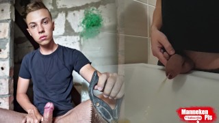 在加油站的洗脸盆里撒尿的年轻人