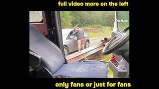 有一个漂亮的大鸡巴的家伙,她在街上疯狂地操我