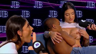 莎乐美·吉尔 (Salome Gil) 实现了她被性感侏儒胡安·布斯托斯 (Juan Bustos) 播客钻探阴道的幻想