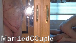 Bi Cuckold - 丈夫在被告知时观看并帮助!在我们的房车里玩得开心。