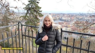 丹爸爸用想要被标记的公鸡疯狂的金发少女给继子一个惊喜!