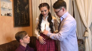 两个男孩把一个瘦小的同学叫到他们面前,进行了三人行