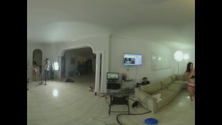 青少年拉丁裔女同性恋者在VR中与他们的大屁股继姐妹摔跤