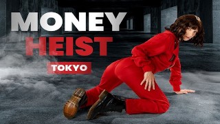 Izzy Lush 作为 TOKYO 在 MONEY HEIST VR 色情模仿中使用猫来释放自己