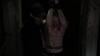 他们绑了一个人,让他在建筑工地上绕圈