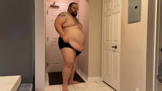 在入口处进行脱衣舞,并展示一个大假阳具上的足交,以纪念500万观看!