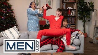 MEN - Dom King 在圣诞节早上玩电子游戏,而 Jake Preston 偷偷摸摸地吮吸他的鸡巴