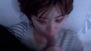 情色女友骑在自己脸上时,脸颊上仍有鸡巴。