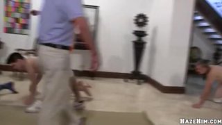 性感的男大学生穿衣领