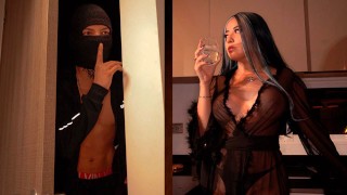 Busty 家庭主妇被闯入她家的窃贼性交 - 使用我的 Honey Play Box 玩具