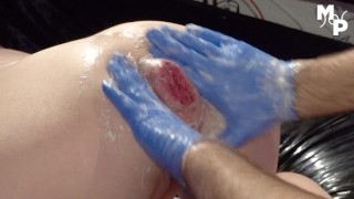 ,她喷出并推出她的玫瑰屁股