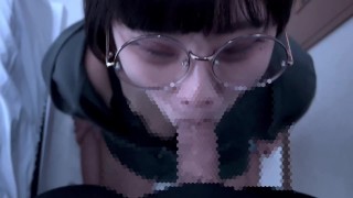 一个大三学生给他做了一次漂亮的口交后,他在自己的胸前射了很多精子。