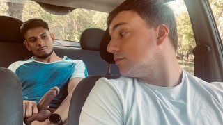 亚历山大从未与另一个男人发生过性关系,但如果他说他不好奇,他就是在撒谎