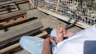 那个家伙在激烈的体育比赛中猛地跳下并摔倒