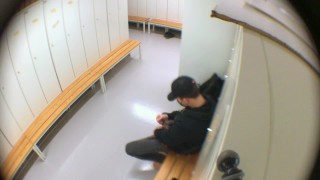 角质家伙在更衣室里抽搐