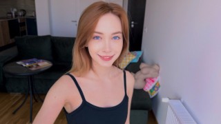 Cute销售助理女孩被允许test Tantaly性玩偶和她的屁股