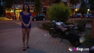 寻找一个屁股他妈的!年轻的塞雷扎德·梦露(Serezade Monroe)想尝试终极挑战