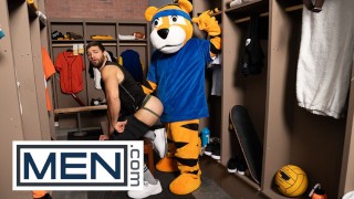 MEN - Shamu Azizam 脱下裤子并弯曲身体,以便 Jake Preston 可以把舌头埋进他的洞里