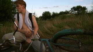 夏季骑自行车。骑自行车时热口交