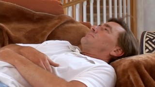 3 只大公鸡为热辣和渴望的 Tory Lane