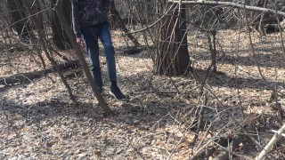 在森林里,她吮吸着主人的大鸡巴