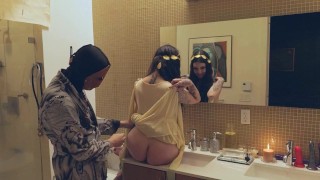 Lily Thot 现身于厕所 Goddess 进行粗暴的游戏