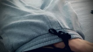 性感柔软的皮肤家伙抚摸着灰色三角裤的完美鸡巴