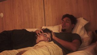 和我的继兄一起看电影,最后我感觉到他的鸡巴在我嘴里