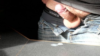 在牛仔裤中抽搐我未切割的鸡巴和每分钟射精两次