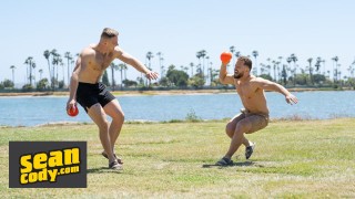 SEAN CODY - Deacon 在 Kyle Denton 肌肉发达的脸颊上大饱眼福,因为他从后面殴打他