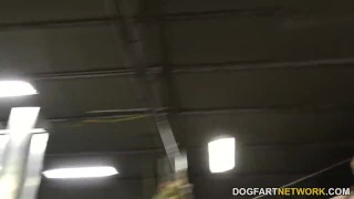 丰满的金发女郎克里斯蒂史蒂文斯从大黑鸡巴那里得到肛门