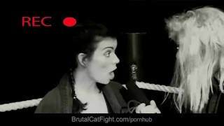 女摔跤手打记者和摄像女郎