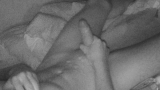 我的直男大学室友在晚上抽搐并射精