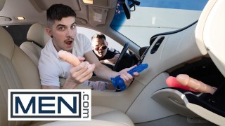 男人 - 肮脏的警察科尔顿·里斯向哈里森·托德展示了谁是老板,因为他在所有位置上都操了他