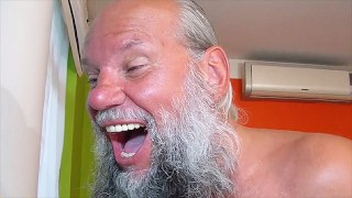 看起来老爷子乐在其中