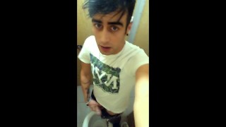 大学厕所抽搐就像边缘一样,因为有人还在来