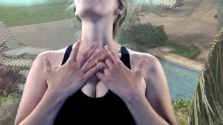 小荡妇在世界上最大的鸡巴上弹跳!池畔的感官盛宴