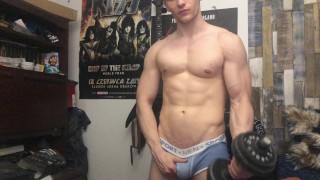 克里斯·怀尔德(Chris Wild)做二头肌卷曲和手淫他的大鸡巴