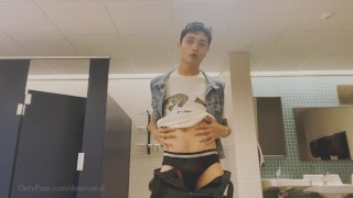 Donovan在高校卫生间里头公然打飞机还射了出来