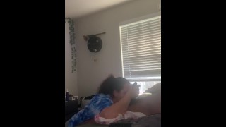 鬼鬼祟祟的荡妇继续服用鸡巴,在门后和妈妈说话!!她怎么不知道?!