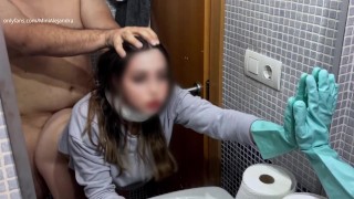 Padrastro me folla en el baño cuando estaba limpiando