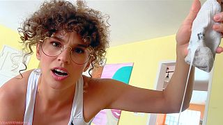 当她找到你的精液袜子并抓住你抽搐时