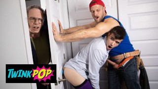 TWINKPOP - 建筑工人 Paul Wagner 将 Maverick Sun 弯曲在他的梯子上并用力殴打他