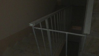 在公共入口处,我操了一个娘娘腔的妓女