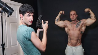 可爱的男孩用巨大的肌肉勾引运动男人完整电影 Rob Quin, Davin Strong - SayUncle