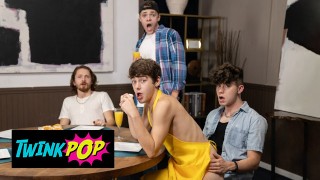 TWINKPOP - 德雷克·冯现在可以自由地捶打乔伊·米尔斯的屁股,直到他射出他的特殊酱汁