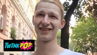 TWINKPOP - 瘦小的家伙得到了一些额外现金的他妈的报价,他立即接受了