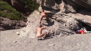 在裸体海滩上拍摄内衣照片