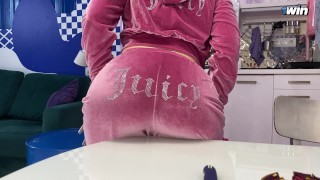 射在屁股上是送给朋友最好的礼物!用硬鸡巴进行阴部按摩