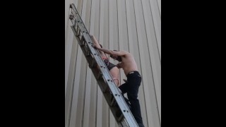 飞行员再次抓住小精灵服务他,这是危险的公共户外快手